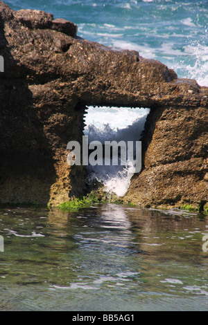 Primo piano di onde rizzatura contro le rocce in Alessandria d'Egitto Foto Stock