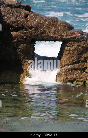 Primo piano di onde rizzatura contro le rocce in Alessandria d'Egitto Foto Stock