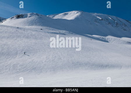 Coperta di neve piste da sci e sui monti presso il Lago Louise Mountain Resort parte del Parco Nazionale di Banff in Canada Foto Stock
