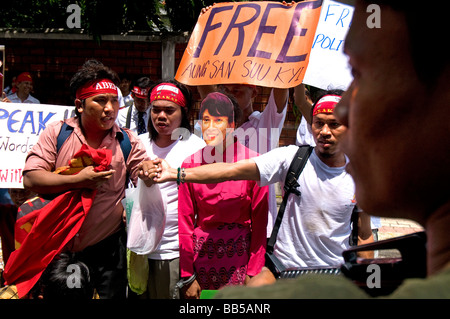 Pro democrazia i manifestanti si scontrano con altri manifestanti vestiti come soldati birmani di fronte all'Ambasciata birmano a Bangkok Foto Stock