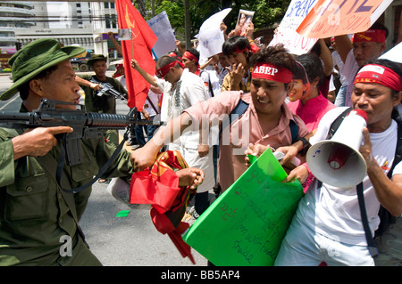 Pro democrazia i manifestanti si scontrano con altri manifestanti vestiti come soldati birmani di fronte all'Ambasciata birmano a Bangkok Foto Stock