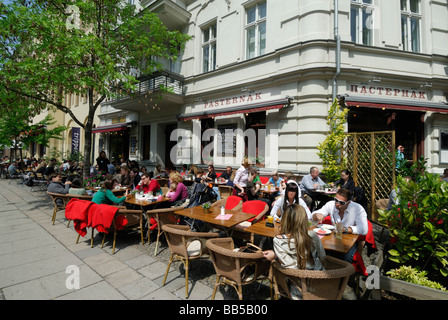 Berlino Germania persone gustare brunch all'aperto presso il Pasternak Cafe in Prenzlauer Berg Foto Stock