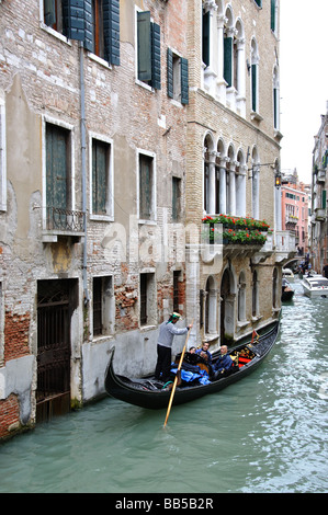 Gondola sul backstreet Canal, Venezia, Provincia di Venezia, regione Veneto, Italia Foto Stock
