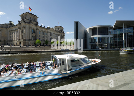 Berlino Germania piacere barca sul fiume Spree passa il Reichstag a sinistra e Paul Löbe Haus a destra Foto Stock