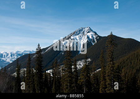 Drammatico paesaggio di montagna creste e picchi nel Lago Louise Mountain Resort parte del Parco Nazionale di Banff in Canada Foto Stock