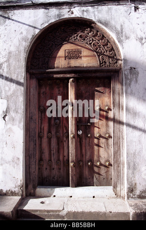 Porta vecchia indiana in stile arabo a Stonetown isola di Zanzibar Tanzania Foto Stock