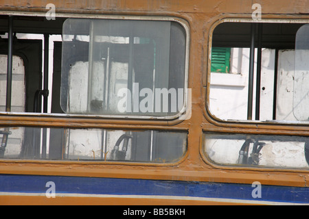 Vista dettagliata del tram giallo, alessandria d egitto Foto Stock