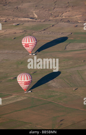 Due i palloni ad aria calda la preparazione per il volo su Cappadocia Turchia Foto Stock