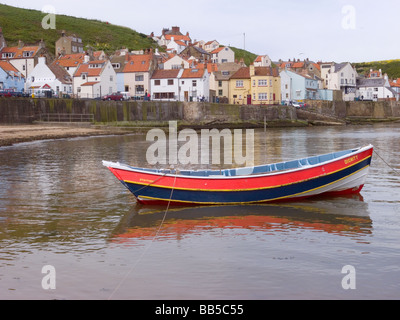 Tradizionali dello Yorkshire Coble barca da pesca nel porto di Staithes North Yorkshire Foto Stock