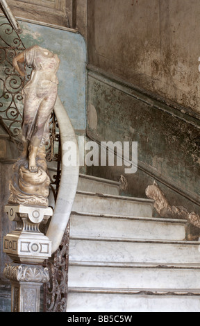 Ornati in scala di marmo per la Guarida Paladar Ristorante e la statua di un condominio a l'Avana, Cuba, West Indies, dei Caraibi e America centrale Foto Stock