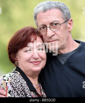 Ritratto di una coppia felice nei loro anni settanta Foto Stock