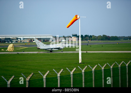 RAF Bae Eurofighter Typhoon jet fighter interceptor con Atterraggio paracadute freno implementata presso la RAF camp Conningsby Foto Stock