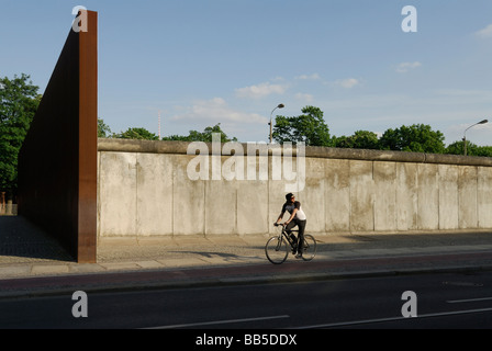 Berlino Germania Memoriale del Muro di Berlino su Bernauer Strasse costituisce parte del muro di Berlino la storia di miglio Foto Stock