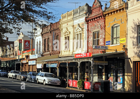 Tipico vecchio stile vittoriano negozi Lygon Street Carlton sobborgo di Melbourne con ghisa decorazioni Foto Stock