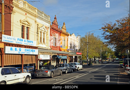 Tipico vecchio stile vittoriano negozi Lygon Street Carlton sobborgo di Melbourne con ghisa decorazioni Foto Stock