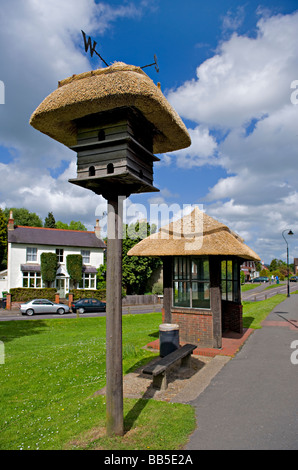 Colombaia con tetto in paglia e il Bus Shelter in Wescott, Surrey, Regno Unito. Foto Stock