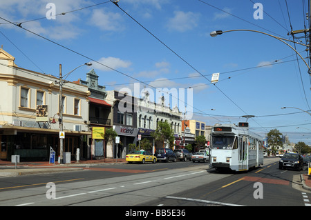 Tipici negozi suburbane alcune con facciate vittoriane Lygon Street Carlton con le linee di tram Melbourne Australia Foto Stock