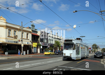 Tipici negozi suburbane alcune con facciate vittoriane Lygon Street Carlton con le linee di tram Melbourne Australia Foto Stock