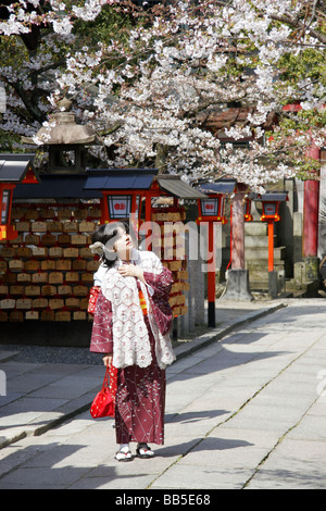 Donna vestita come la geisha indossa il Kimono in un tempio di Kyoto, Giappone. Foto Stock