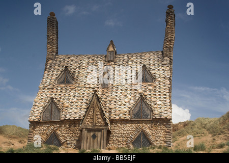 16 MAGGIO 2009: un cottage che sono state costruite delle conchiglie sulla spiaggia nel Galles occidentale per il settimo e ultimo Harry Potter Foto Stock