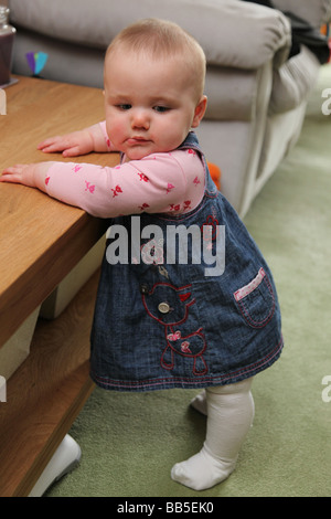Baby girl ad imparare a camminare Foto Stock