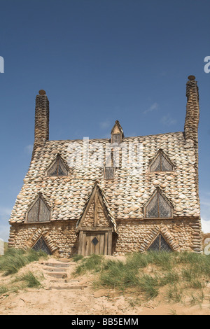 16 MAGGIO 2009: un cottage che sono state costruite delle conchiglie sulla spiaggia nel Galles occidentale per il settimo e ultimo Harry Potter Foto Stock