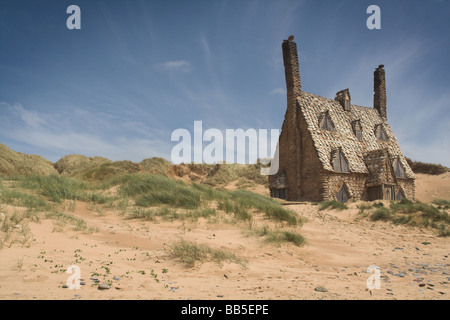 16 MAGGIO 2009: un cottage che sono state costruite delle conchiglie sulla spiaggia nel Galles occidentale per il settimo e ultimo Harry Potter Foto Stock