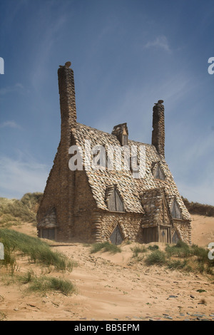 16 MAGGIO 2009: un cottage che sono state costruite delle conchiglie sulla spiaggia nel Galles occidentale per il settimo e ultimo Harry Potter Foto Stock