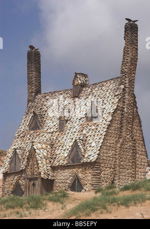 16 MAGGIO 2009: un cottage che sono state costruite delle conchiglie sulla spiaggia nel Galles occidentale per il settimo e ultimo Harry Potter Foto Stock