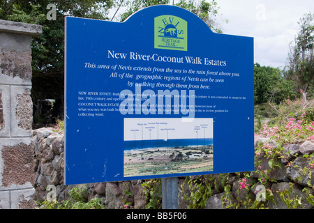 Segno per i resti del New River Walk di cocco zucchero immobiliare impianto di trasformazione Nevis isola dei Caraibi Foto Stock