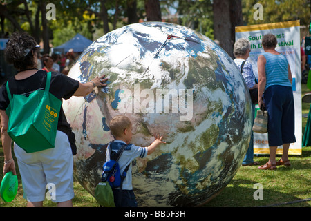 Bambini che giocano con gonfiato Globo mondo Earth Day celebrazione di Santa Barbara in California negli Stati Uniti d'America Foto Stock