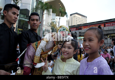 Bambini tailandesi in posa con tradizionale di marionette Thai , Cultura festival a Siam Paragon di Bangkok , Thailandia Foto Stock