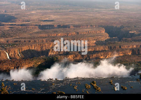 Vista aerea del magnifico Victoria Falls guardando giù le gole e presso il ponte di confine tra Zambia e Zimbabwe con nebbia Foto Stock