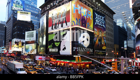 Angolo di Times Square a 7th Avenue mostra pubblicità Affissioni per spettacoli di Broadway in Manhattan New York City Foto Stock