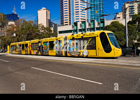 Melbourne Australia / A Melbourne il tram percorre una strada di città in Melbourne Victoria Australia Foto Stock