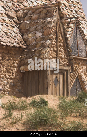 16 MAGGIO 2009: un cottage che sono state costruite delle conchiglie sulla spiaggia nel Galles occidentale per il settimo e ultimo Harry Potter Foto Stock