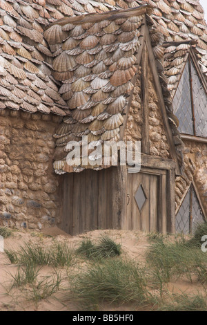 16 MAGGIO 2009: un cottage che sono state costruite delle conchiglie sulla spiaggia nel Galles occidentale per il settimo e ultimo Harry Potter Foto Stock