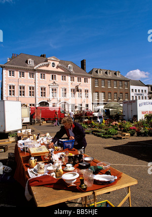 Banchi del mercato di martedì di fronte il Dukes Head Hotel nel centro di Kings Lynn Norfolk occidentale Foto Stock