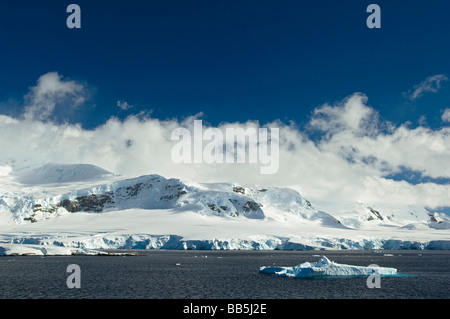 Spettacolare la neve e il ghiaccio da montagne coperte di Gerlache Strait, Penisola Antartica, Antartide Foto Stock