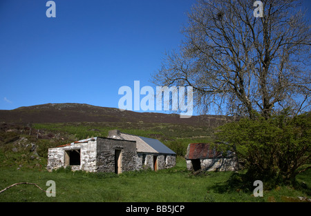 Vecchio abbandonato rurali remote fattoria irlandese edifici su Slieve Gullion mountain nell'anello di gullion sud della contea di Armagh Foto Stock