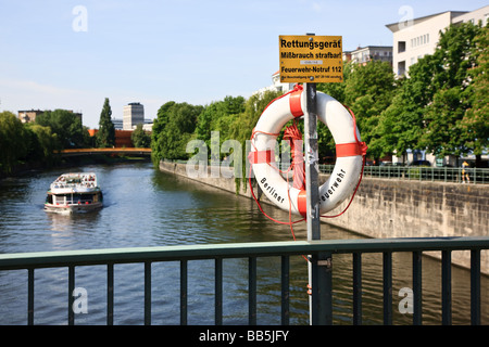 Benedizione su Hansabrücke oltre il fiume Sprea a Berlino, in Germania con la barca turistica e ponte Wullenwebersteg in background. Foto Stock