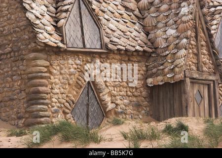 16 MAGGIO 2009: un cottage che sono state costruite delle conchiglie sulla spiaggia nel Galles occidentale per il settimo e ultimo Harry Potter Foto Stock