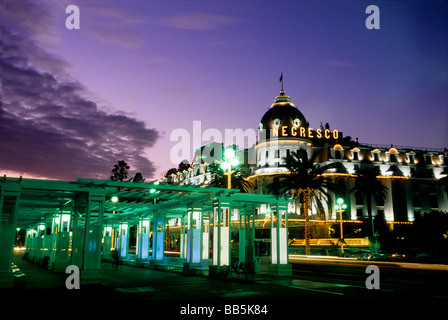 Il tramonto sopra la Promenade des Anglais di Nizza e il Negresco Palace hotel Foto Stock