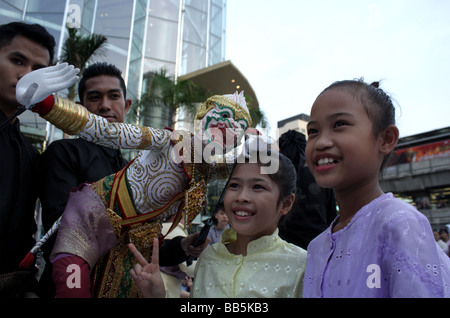 Bambini tailandesi in posa con tradizionale di marionette Thai , Cultura festival a Siam Paragon di Bangkok , Thailandia Foto Stock