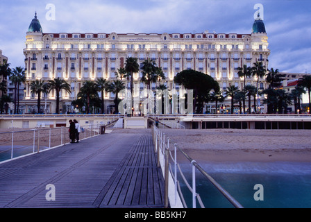 Il Carlton hotel a Cannes con decorazione di Natale Foto Stock