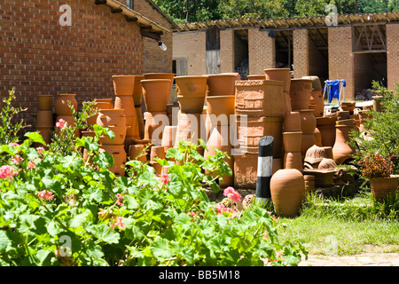 Finito di pentole a Dedza Pottery, Dedza, Malawi, Africa Foto Stock