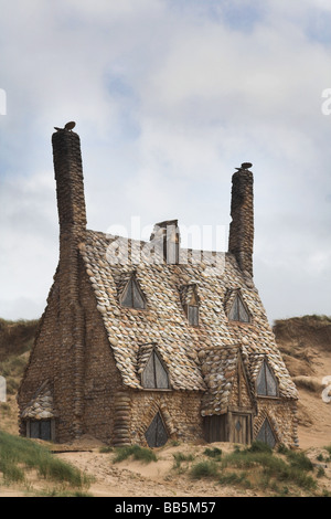 16 MAGGIO 2009: un cottage che sono state costruite delle conchiglie sulla spiaggia nel Galles occidentale per il settimo e ultimo Harry Potter Foto Stock