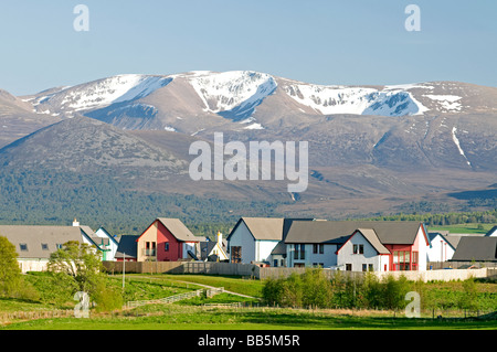 Aviemore villaggio ai piedi dei Monti Cairngorm Inverness-shire Highland Regione Scozia Scotland Foto Stock