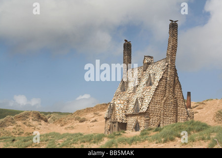 16 MAGGIO 2009: un cottage che sono state costruite delle conchiglie sulla spiaggia nel Galles occidentale per il settimo e ultimo Harry Potter Foto Stock