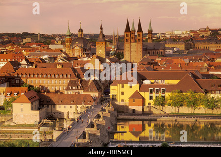 Municipio torre san Kilian Cattedrale e Alte Mainbrücke bridge al tramonto in Würzburg Baviera Germania Foto Stock